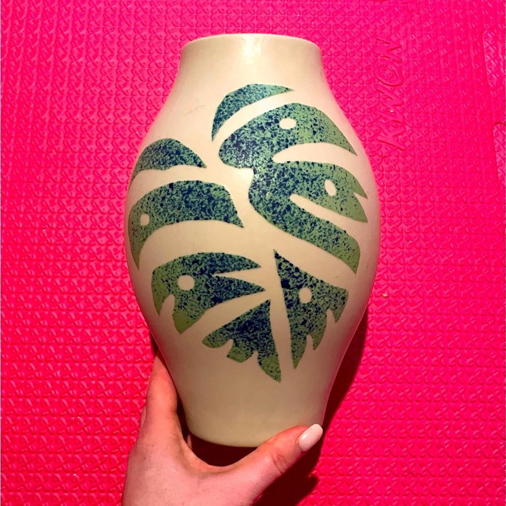 Flower vase with leaf design